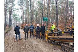 <b>GM. KARSIN. Trwają prace przy rozbudowie sieci wodociągowo-kanalizacyjnej Wdzydze Tucholskie – Półwysep Lipa. Ponad 1 mln zł dofinansowania</b>