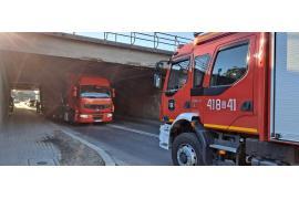 <b> Zakleszczone ciężarówki pod wiaduktami – w Czersku i Chojnicach. Mandaty dla kierujących (FOTO)</b>