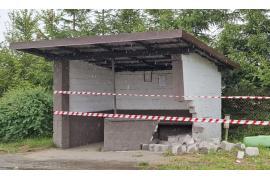 <b>GM. CZERSK. Sprawca uszkodzenia murowanego przystanku w Przyjaźni ustalony. Obiekt zostanie rozebrany, ma się pojawić nowe zadaszenie</b>