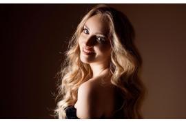 <b>CZERSK. Kolejna autorska piosenka Natalii Szarmach-Pstrąg z Czerska. `Daj mi czas` to utwór o szukaniu równowagi między codziennym biegiem a spokojem duszy (WIDEO)</b>