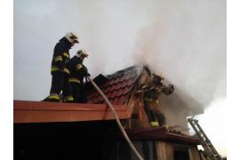 <b>Pożar na terenie ROD `Tulipan` w Czersku. Palił się murowany domek (ZDJĘCIA)</b>