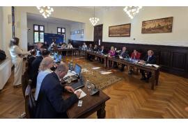 <b> Gorąca dyskusja na sesji, ale podwyżka dla starosty chojnickiego przeszła - będzie zarabiał 21 tys. zł brutto</b>