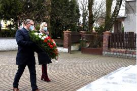 <b>1 marca – Narodowy Dzień Pamięci Żołnierzy Wyklętych. W Czersku kwiaty pod pomnikiem przy ul. Dworcowej</b>
