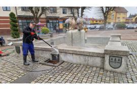 <b> CZERSK.  Pan Zbyszek z AZK już przygotowuje fontannę do sezonu</b>