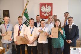 <b>`Czerskie Lwy` w czerskim ratuszu z wizytą u burmistrza. Złoty medal w unihokeju podczas Ogólnopolskich Zimowych Igrzysk Olimpiad Specjalnych (ZDJĘCIA) </b>