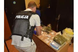 <b>POW. CHOJNICKI. Policjanci zabezpieczyli ponad 2 kilogramy narkotyków</b>