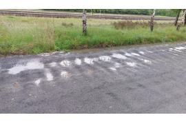 <b> GM. KARSIN. Ul. Kolejowa - czytelnik informuje: Zły stan drogi doprowadził do częściowego zniszczenia zawieszenia w moim samochodzie (ZDJĘCIA) </b>