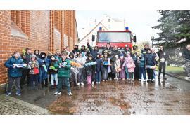 <b>CZERSK. Śmigus-dyngus przy czerskim kościele.  Polało się bardzo dużo wody! (ZDJĘCIA, WIDEO)</b>