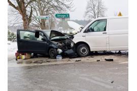<b>GM. CZERSK. Zderzenie trzech pojazdów - jedna osoba przewieziona do szpitala. Droga będzie zablokowana przez dłuższy czas. Uwaga - na drogach `szklanka`! (ZDJĘCIA, WIDEO)</b>
