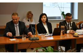 <b>GM. CZERSK. Budowa przedszkola i żłobka w Rytlu z dużym kredytem. Zarzuty o wykluczenie lokalnych firm z przetargu, pytania o gminę Rytel. Emocje przed głosowaniem WPF (ZDJĘCIA)</b>