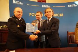 <b> POW. CHOJNICKI. Pół miliona złotych dla OSP z terenu powiatu chojnickiego! 120 tys. dla jednostek m.in. z gminy Czersk (ZDJĘCIA) </b>
