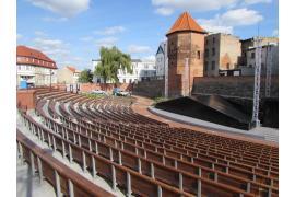 <b>Przebudowa i modernizacja amfiteatru w fosie miejskiej w Chojnicach dobiega końca (FOTO)</b>