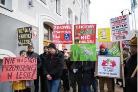 <b>GM. CZERSK. Pikieta w sprawie planów rozbudowy tartaku w Rytlu. Protestujący przed ratuszem i na sesji rady miejskiej (ZDJĘCIA, WIDEO)</b>