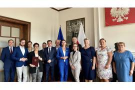 <b> POMORSKIE. Wsparcie finansowe na utworzenie lub wyposażenie domów i klubów dla seniorów - również dla gminy Karsin (ZDJĘCIA) </b>