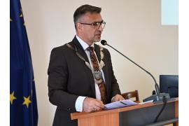 <b>CZERSK. Burmistrz informuje ile zarabia pełnomocnik ds. obchodów 100-lecia nadania Czerskowi praw miejskich. Były radny pytał o wpisy w Rejestrze Umów </b>