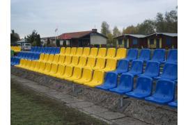 <b>CZARNA WODA. 525 sztuk nowych siedzisk z tworzywa sztucznego - montaż na boisku sportowym (FOTO)</b>