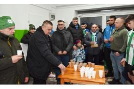 <b>CZERSK. PIŁKARSKIE ROZPOCZĘCIE ROKU 2026. Borowiak Czersk, Zieloni Łąg, Brda Rytel. Obecny był m.in. burmistrz Czerska (ZDJĘCIA, WIDEO)</b>