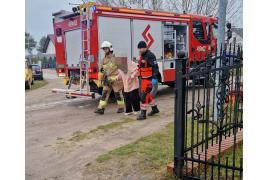 <b>CZERSK. Wezwanie do pożaru w pustostanie. Strażacy wyprowadzili kobietę z budynku (ZDJĘCIA, WIDEO)</b>