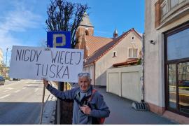 <b> CZERSK. Pan Błażej odwiedza miasta z transparentem. Dziś jest w Czersku (ZDJĘCIA, WIDEO) </b>