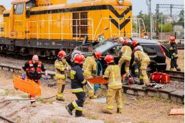 <b>REGION. SUV zmiażdżony przez pociąg! Symulacja zderzenia ku przestrodze kierowców (WIDEO, FOTO)</b>