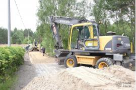 <b>GM. CZERSK. Ulica Leśna w Gutowcu – trwa układanie płyt Yomb (ZDJĘCIA)</b>