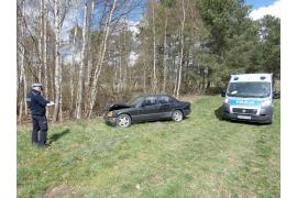 <b>Policjant z Karsina po służbie zatrzymał złodzieja samochodu. Mercedes uszkodził znak i wjechał w łąkę – wcześniej został skradziony z terenu pow. chojnickiego...(FOTO)</b>