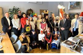 <b>CZERSK. Kolędnicy w czerskim ratuszu. Było muzycznie, z tradycyjnymi strojami, dźwiękami (ZDJĘCIA)</b>