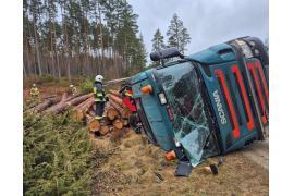 <b>AKTUALIZACJA - wstępne ustalenia policji. GM. CZERSK. Samochód ciężarowy z dłużycą przewrócił się w lesie (ZDJĘCIA, WIDEO)</b>