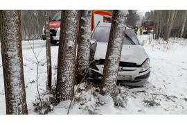 <b>AKTUALIZACJA<br>Samochód osobowy uderzył w drzewo, trasa Czersk – Tuchola. Dziecko trafiło do szpitala. Uwaga, ślisko na drogach! (FOTO)</b>