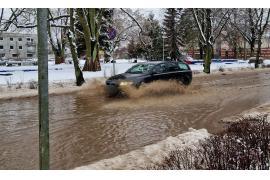<b>CZERSK. Zielińskiego pod wodą. Czytelnik: `Niech zamkną drogę, bo wody z tych roztopów jest coraz więcej. Jak nie potrafią załatwić sprawy, to nie ma innego wyjścia` (ZDJĘCIA, WIDEO)</b>