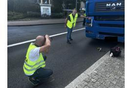 <b> POW. CHOJNICKI. Wypadek drogowy z udziałem rowerzystki i samochodu ciężarowego. Kobieta zmarła (ZDJĘCIA) </b>