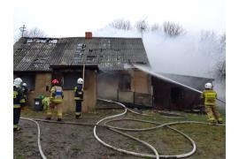 <b>AKTUALIZACJA - strażacy znaleźli w domu zwłoki, prawdopodobnie mężczyzny. GM. CZERSK. Pożar budynku mieszkalnego (ZDJĘCIA)</b>