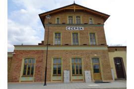 <b>Dlaczego mieszkańcy nie mogą korzystać ze zmodernizowanego budynku dworca PKP w Czersku? Jest rok po wskazanym terminie zakończenia, a drzwi są wciąż zamknięte...</b>