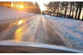 <b>GM. CZERSK. Mieszkańcy skazani na oblodzone drogi i chodniki? Radny: Mamy czekać do wiosny? Stanowisko gminy i powiatu (ZDJĘCIA)</b>
