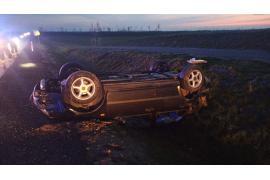 <b>GM. CZERSK. Dwa samochody w rowie, jeden na dachu – zdarzenie drogowe na DK 22 w pobliżu Rytla (ZDJĘCIA) </b>