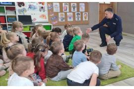 <b> CZERSK. Bezpieczeństwo dzieci priorytetem - w Przedszkolu Samorządowym nr 2 w Czersku gościł policjant Marek Jasnoch (ZDJĘCIA) </b>