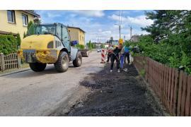 <b> CZERSK. Ulica Łukowska – tymczasowe rozwiązanie na ciąg dla pieszych. Prace ruszyły (ZDJĘCIA) </b>