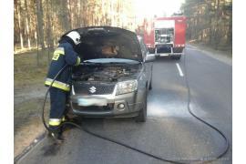 <b> Kierujący stłumił płomienie, strażacy dogasili pożar w komorze silnika</b>