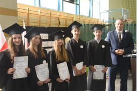 <b> CZERSK. Uroczystość zakończenia roku szkolnego klasy ósmej Szkoły Podstawowej nr 2 im. Jana Pawła II w Czersku (ZDJĘCIA) </b>