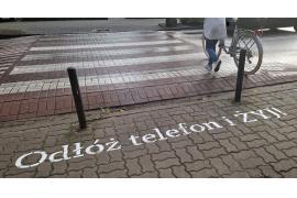 <b>Apel mieszkanki Czerska do kierowców: `Odłóż telefon i daj żyć`. Niebezpieczna sytuacja na przejściu dla pieszych </b>