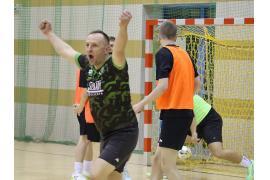 <b>CZERSK. INSPEKTORZY wracają na tron! Emocjonująca VIII kolejka Czerskiej Ligi Halowej (WIDEO, ZDJĘCIA, WYNIKI)</b>