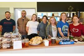 <b>CZERSK. Walka do końca – MKS SPR Polska Handball Czersk przegrywa minimalnie z Tytanami Wejherowo. Duże zainteresowanie na kiermaszu słodkości!  (ZDJĘCIA, WIDEO)</b>