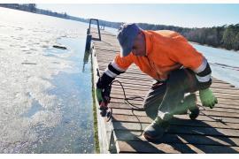 <b>GM. CZERSK. Trwa remont pomostów przy kąpielisku w Ostrowitem (FOTO)</b>