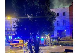 <b>AKTUALIZACJA - wstępne ustalenia policji. CZERSK. Pożar mieszkania w kamienicy. Mężczyzna ewakuował się z płonącego lokalu na drugim piętrze przez okno (ZDJĘCIA, WIDEO) </b>