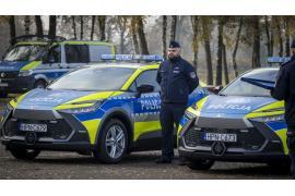 <b>POMORSKIE. Nowe, ekologiczne radiowozy dla pomorskich policjantów – auta trafiły m.in. do Chojnic, Zblewa, Kościerzyny (ZDJĘCIA, WIDEO)</b>