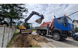 <b> CZERSK. Aleja 1000-lecia – trwa wymiana rur w sieci kanalizacji deszczowej (ZDJĘCIA, WIDEO) </b>