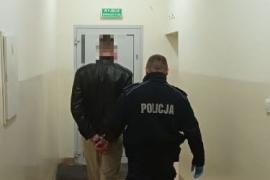 <b>CZERSK. Miał celowo podpalić zarówno samochód osobowy, jak i dostawczy (Czersk, ul. Dworcowa) – straty 90 tys. zł. 36-latek trafił do aresztu</b>