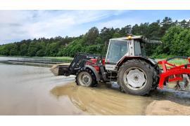 <b>Przygotowywanie kąpieliska w Ostrowitem. Nawożenie piasku, rower w wodzie... (ZDJĘCIA, WIDEO)</b>