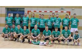 <b> CZERSK. Mecz pamięci `Kowala` i `Murzyna`. Pomimo rywalizacji zawodnicy potrafią zjednoczyć się w chwilach refleksji (ZDJĘCIA, WIDEO) </b>