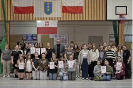 <b>CZARNA WODA. NIEPODLEGŁOŚCIOWY TURNIEJ PIŁKI RĘCZNEJ DZIEWCZĄT (ZDJĘCIA, WYNIKI)</b>